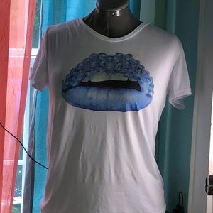 Women’s sassy lips t-shirt